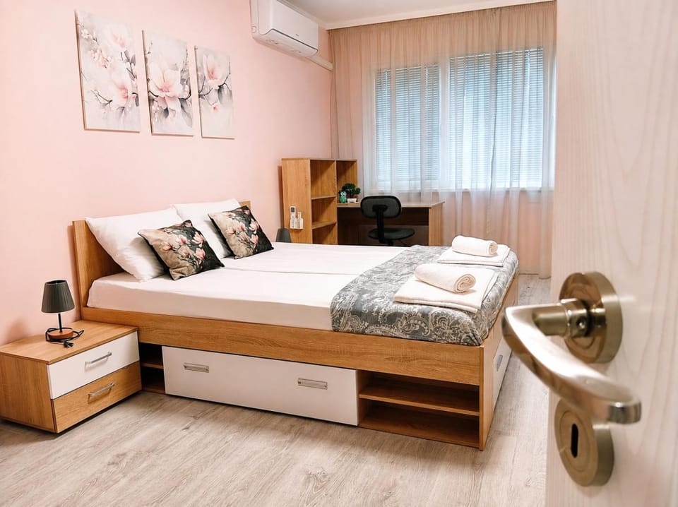Bed, Photo of the whole room, Bedroom, towels, air conditioner