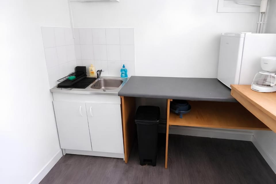Coffee/tea facilities, Kitchen or kitchenette, microwave, stove, kitchen