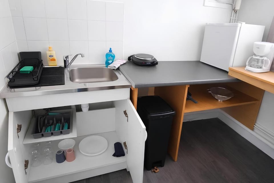 Coffee/tea facilities, microwave, stove, kitchen
