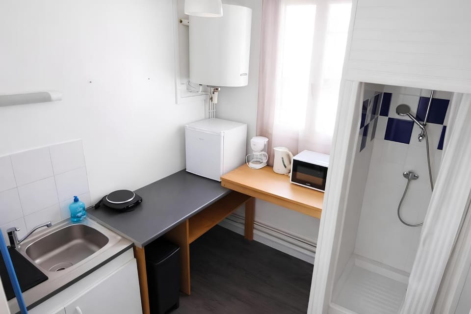 Shower, Coffee/tea facilities, microwave, stove, kitchen