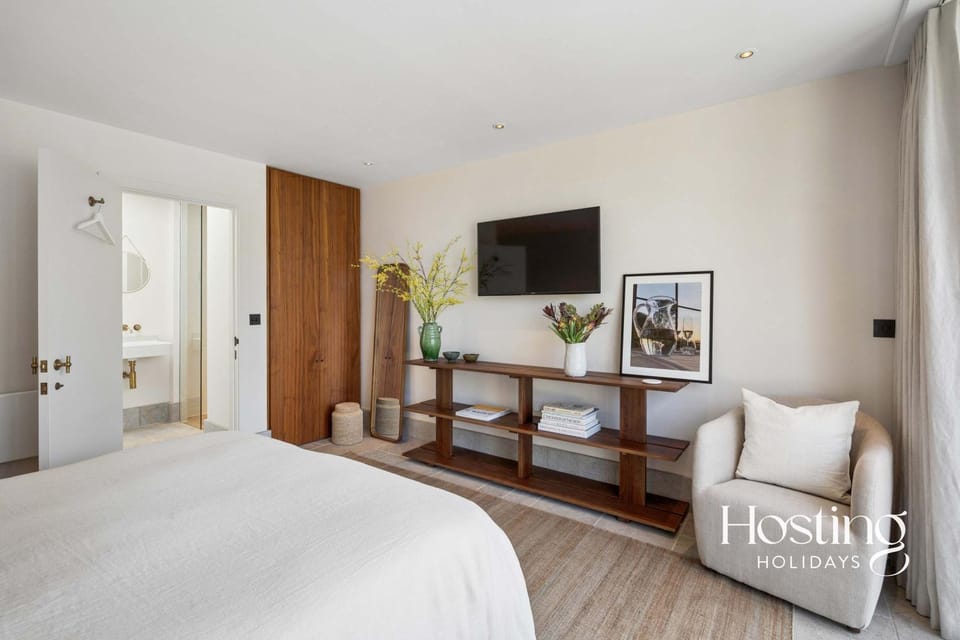 Bed, TV and multimedia, Bedroom, wardrobe