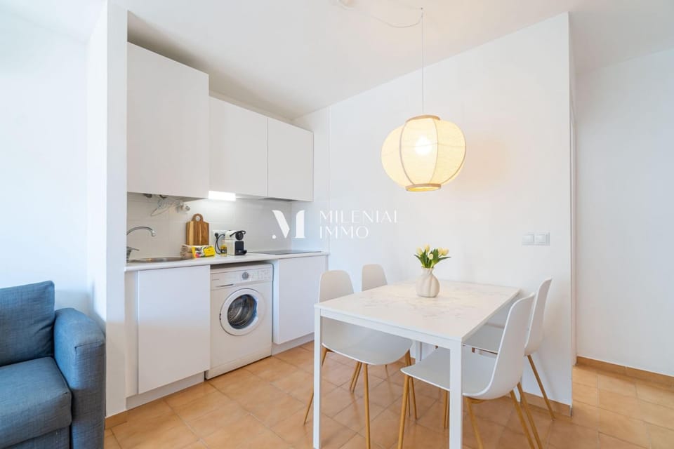 Kitchen or kitchenette, Dining area, washing machine
