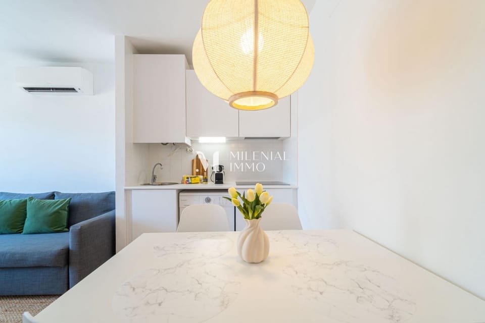 Kitchen or kitchenette, air conditioner
