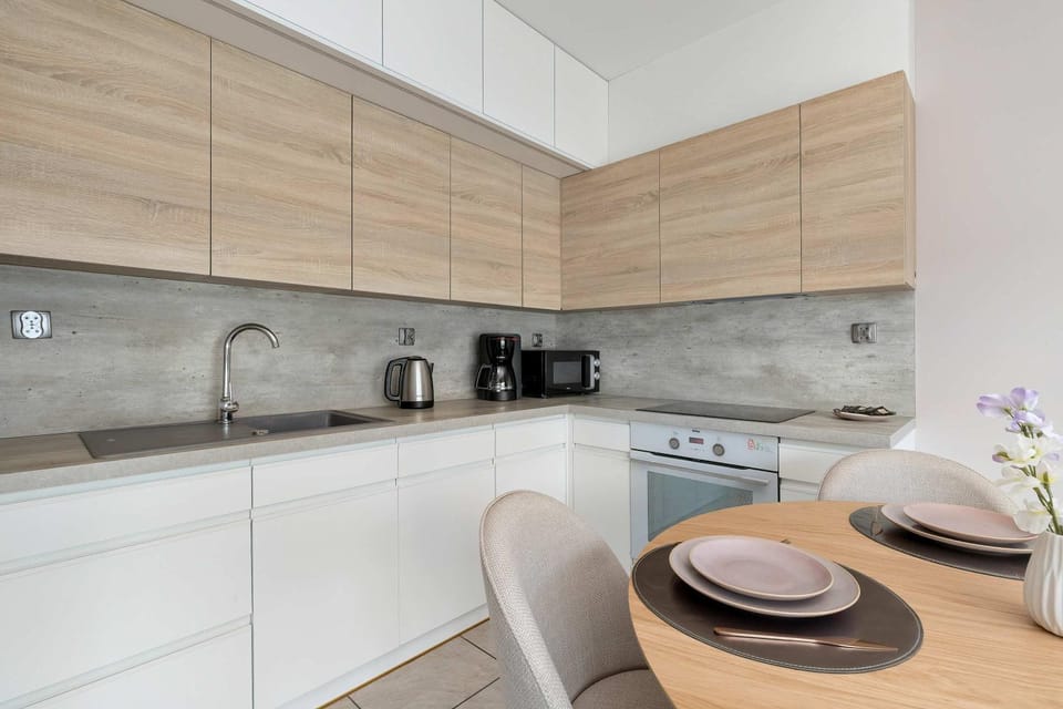 Coffee/tea facilities, Kitchen or kitchenette, Dining area, dishwasher, stove
