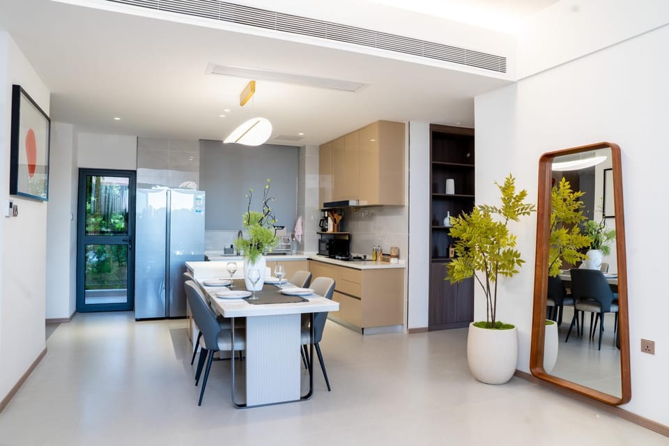 Kitchen or kitchenette, Dining area