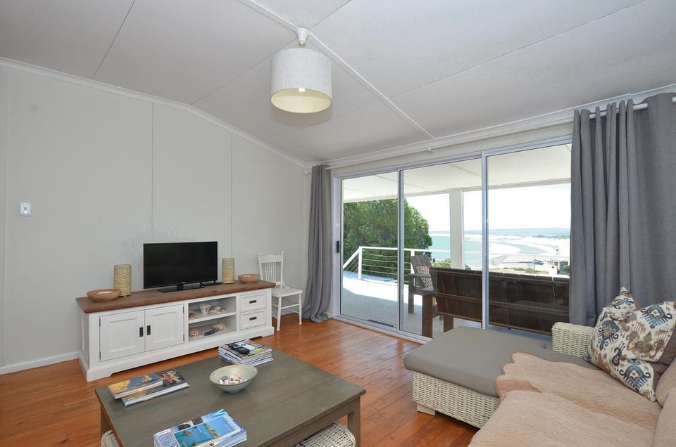 TV and multimedia, Living room, Seating area, Sea view