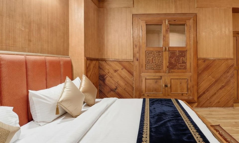 Bed, Living room, Photo of the whole room, Seating area, Bedroom, wardrobe