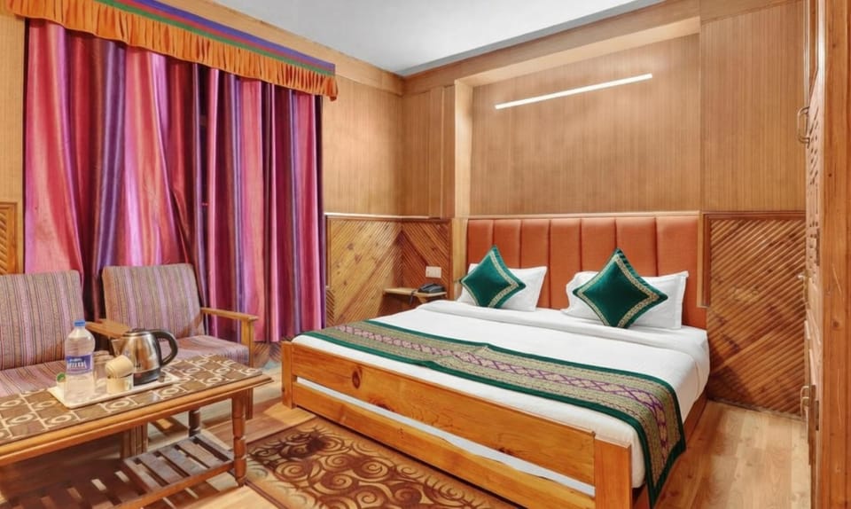 Bed, Living room, Photo of the whole room, Seating area, Bedroom, wardrobe