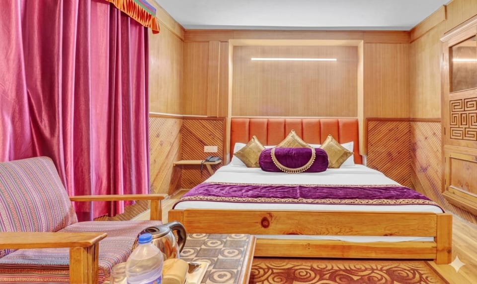 Bed, Living room, Photo of the whole room, Seating area, Bedroom, wardrobe
