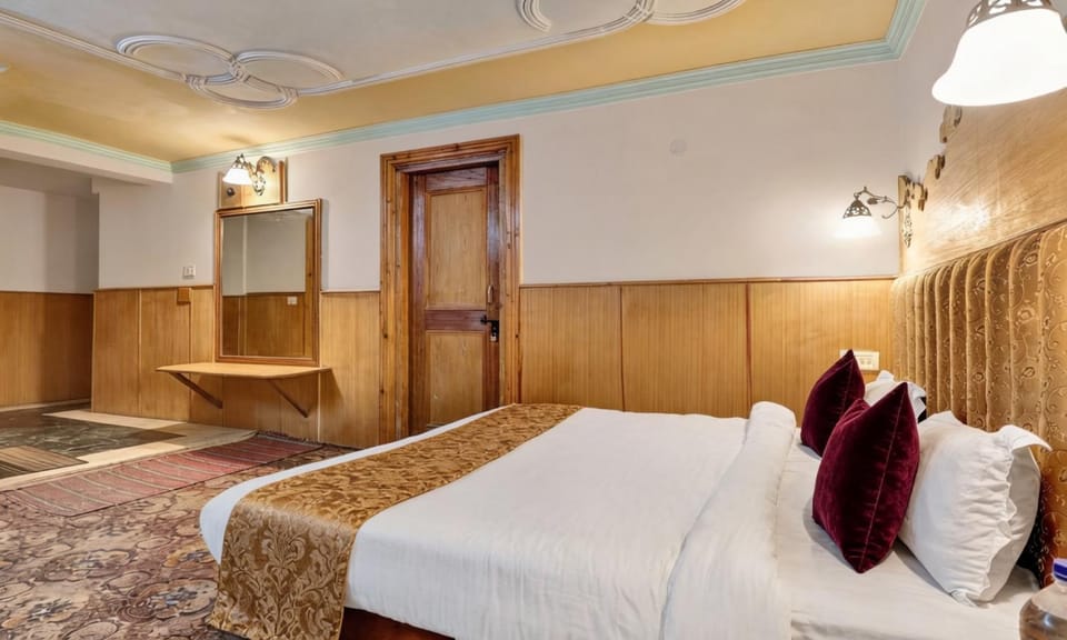 Bed, Living room, Photo of the whole room, Seating area, Bedroom, towels, wardrobe