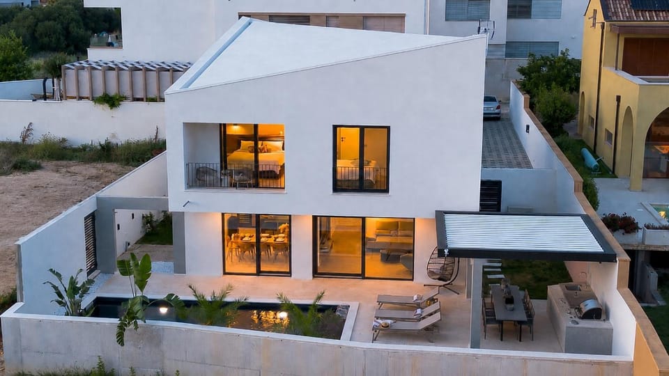 Property building, Patio, Balcony/Terrace, Seating area