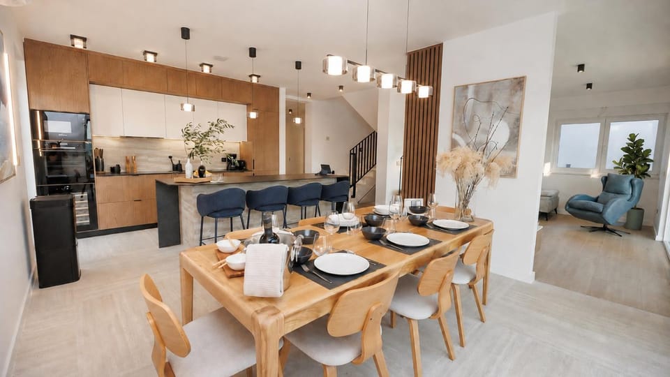 Kitchen or kitchenette, Dining area