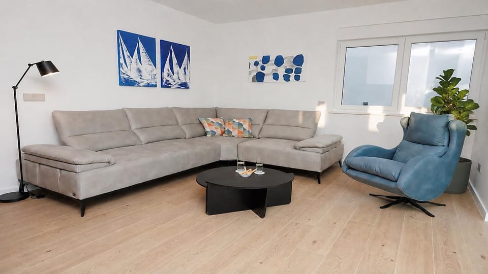 Communal lounge/ TV room, Living room, Seating area