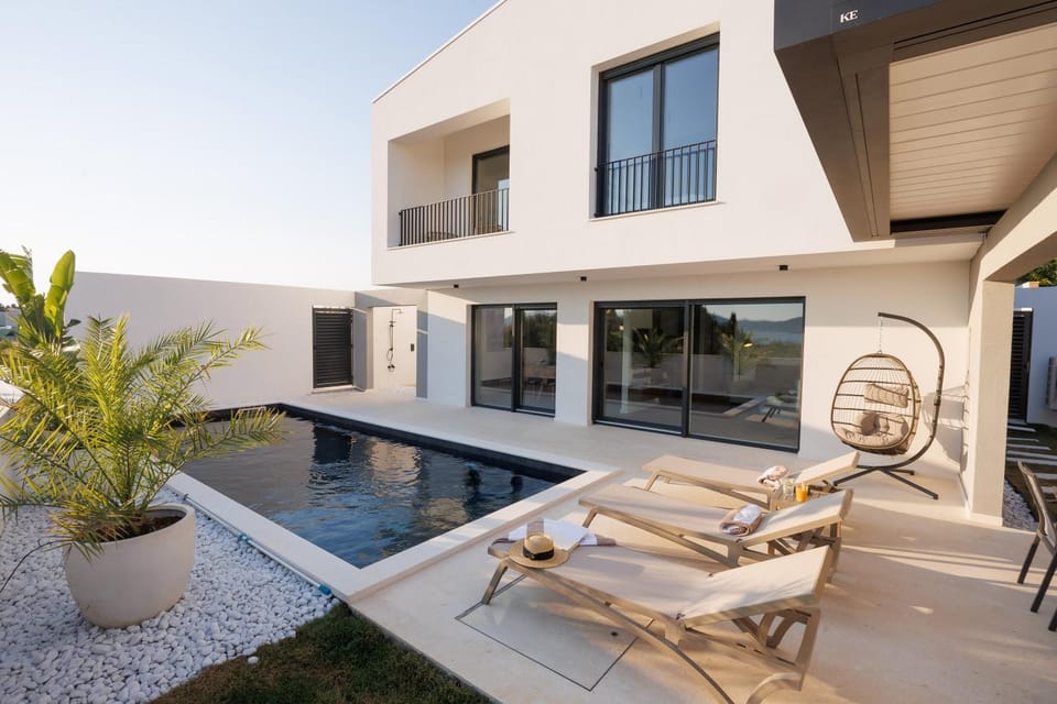 Property building, Swimming pool, sunbed