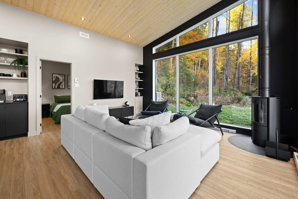 Spa & Panoramic Nature Views - Alto Chalet in Quebec