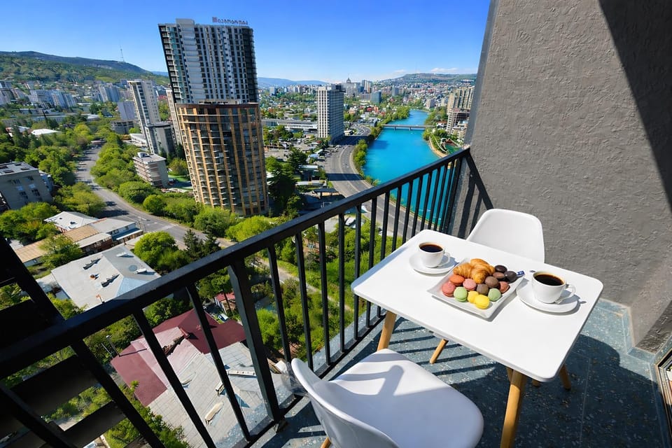 Property building, Day, Natural landscape, Bird's eye view, View (from property/room), Balcony/Terrace, Food and drinks, Dining area, Food, City view, Mountain view