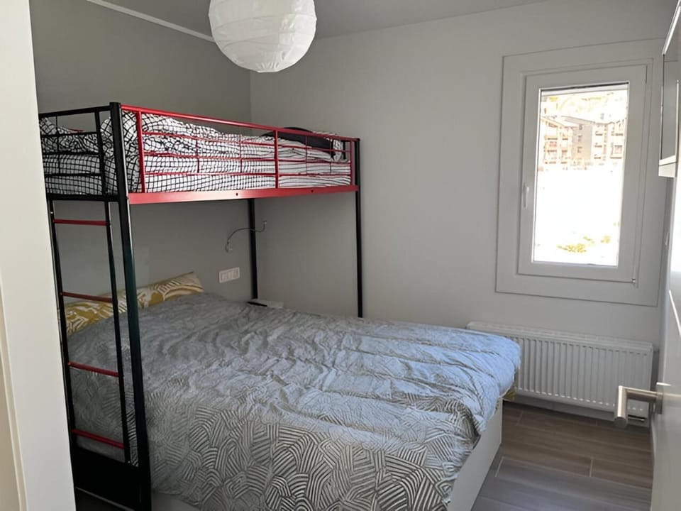 Bedroom, bunk bed