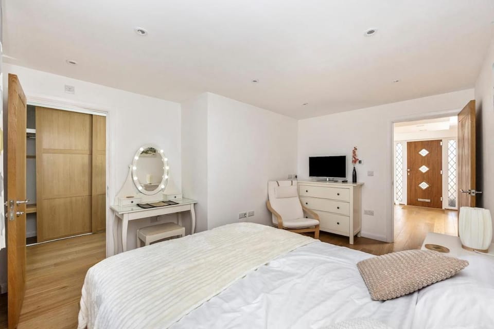 Bedroom, wardrobe