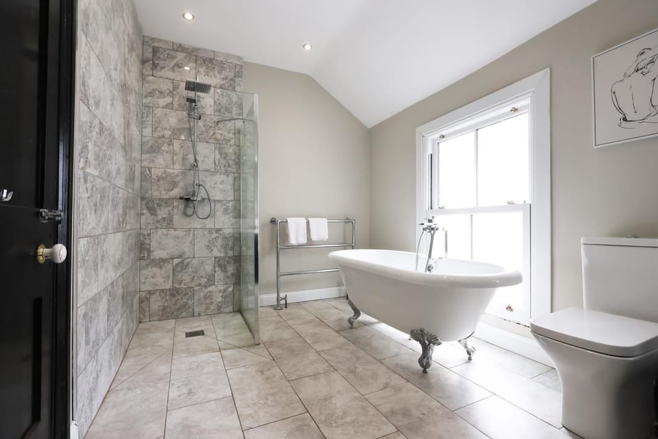 Spacious 4 Bedroom Home In Heart Of Bridgend - By EKLIVING PARTNERS Short Lets & Serviced Accommodation Apartment in Bridgend