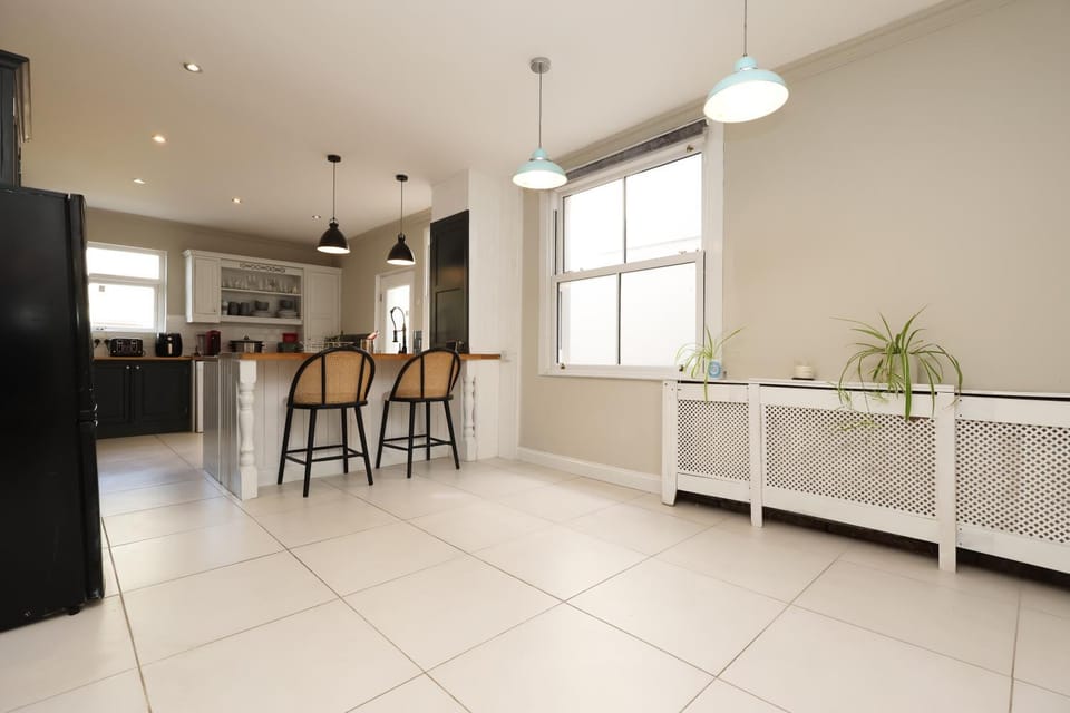 Spacious 4 Bedroom Home In Heart Of Bridgend - By EKLIVING PARTNERS Short Lets & Serviced Accommodation Apartment in Bridgend