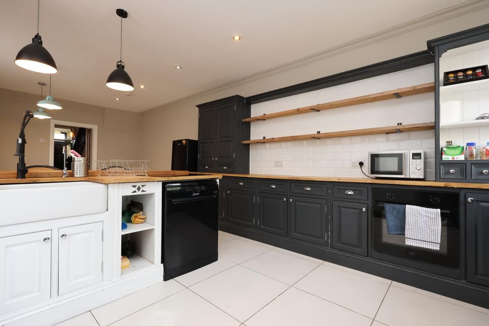 Spacious 4 Bedroom Home In Heart Of Bridgend - By EKLIVING PARTNERS Short Lets & Serviced Accommodation Apartment in Bridgend