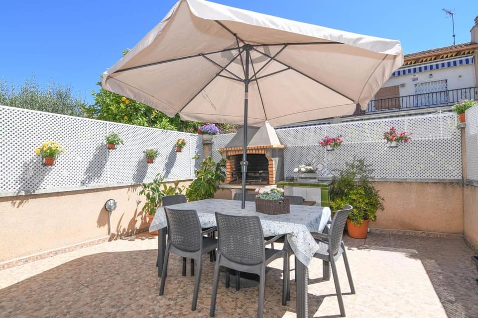 Property building, Patio, Balcony/Terrace, Dining area