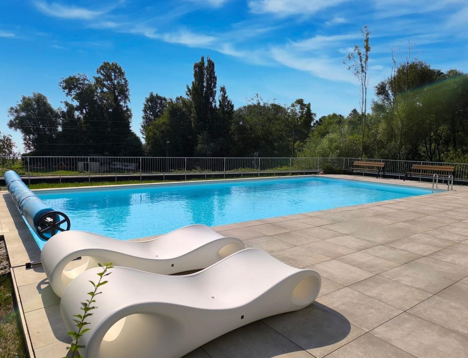 Swimming pool, sunbed