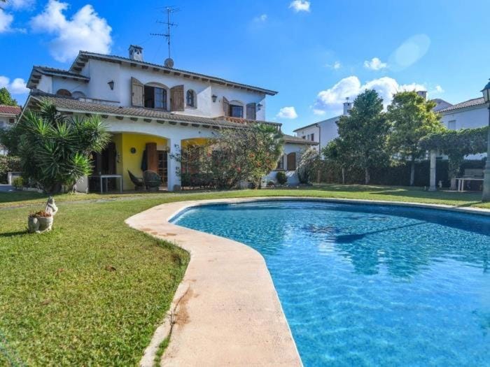 Property building, Garden, Garden view, Pool view, Swimming pool