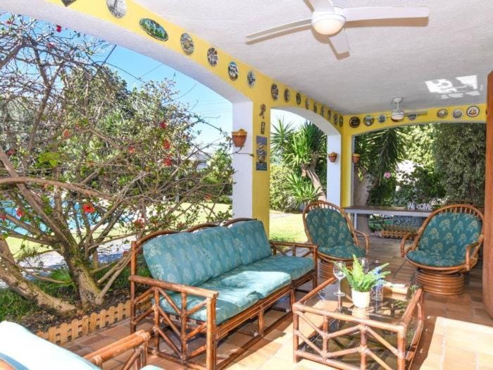 Patio, Garden, Living room, Seating area, Dining area, Garden view