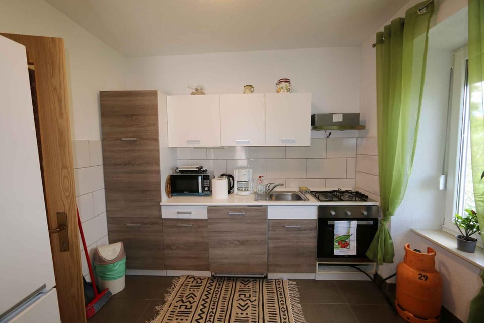 Coffee/tea facilities, microwave