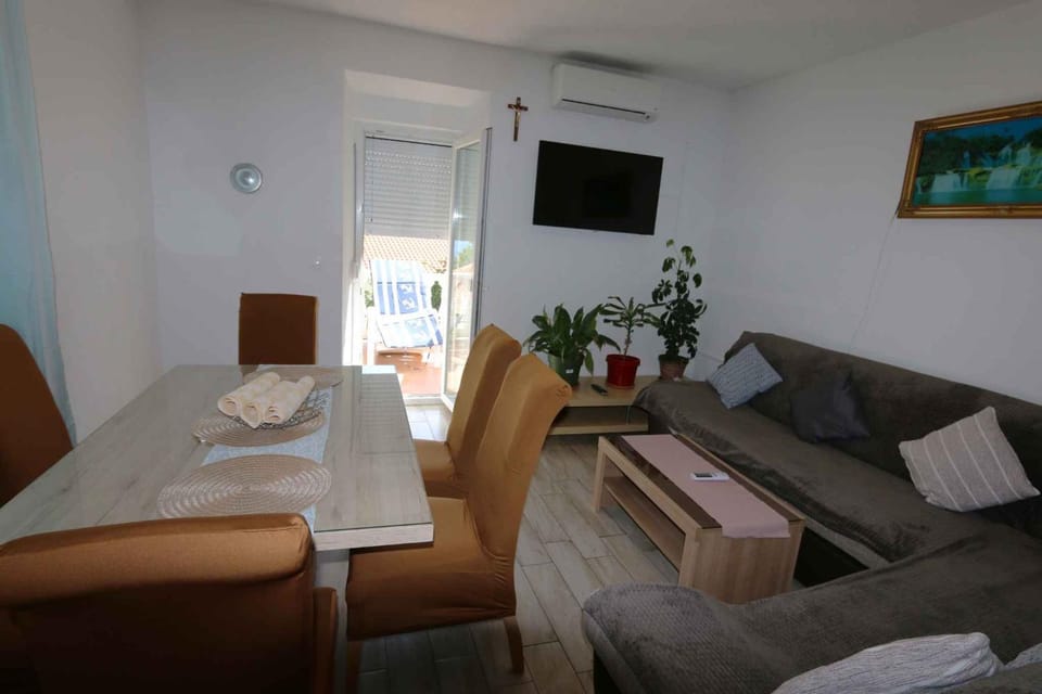 TV and multimedia, Living room, Seating area, Dining area, air conditioner