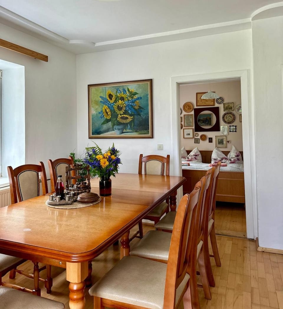 Kitchen or kitchenette, Seating area, Dining area