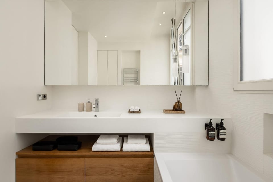 Classy Montaigne 2BR Suite 7P Apartment in Paris