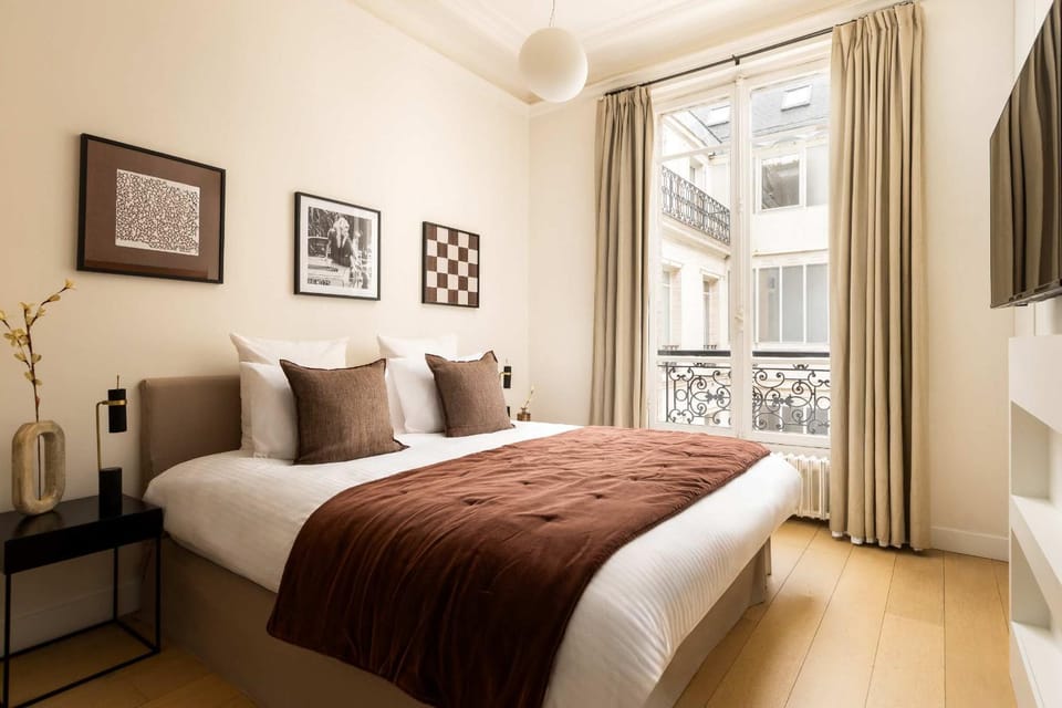 Classy Montaigne 2BR Suite 7P Apartment in Paris