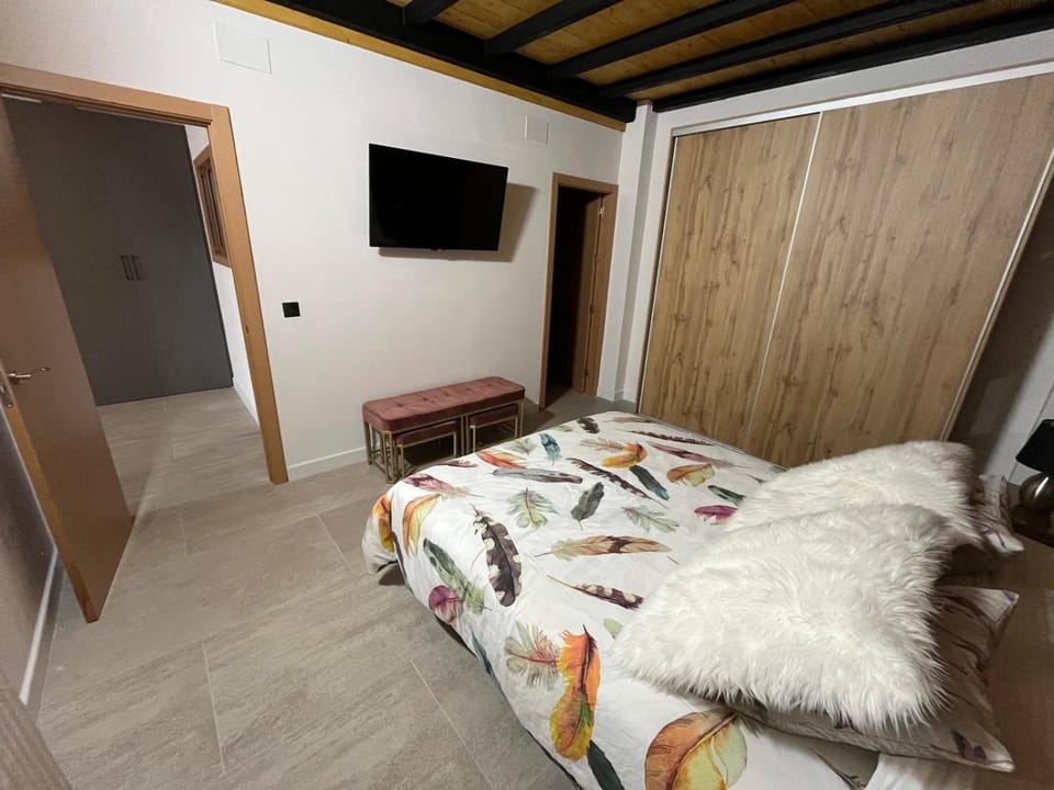 Bed, TV and multimedia, Bedroom, wardrobe
