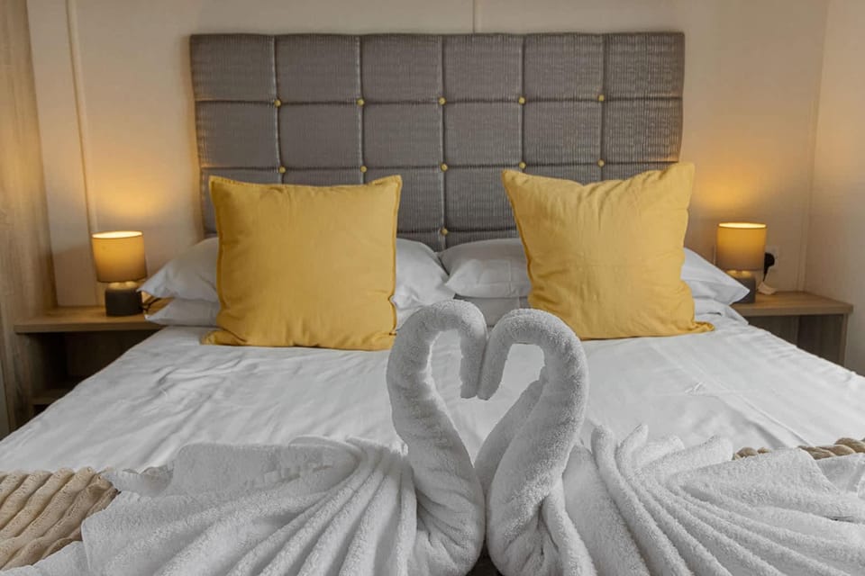 Bed, Fishing, Decorative detail, Bedroom, Swimming pool, internet, pet friendly, towels