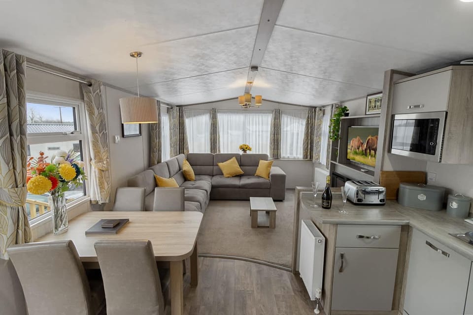 Fishing, TV and multimedia, Coffee/tea facilities, Living room, Decorative detail, Seating area, Dining area, Swimming pool, dishwasher, oven, pet friendly, stove, kitchen