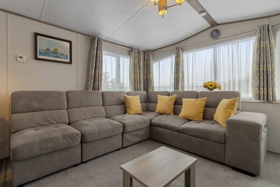 Fishing, TV and multimedia, Living room, Decorative detail, Seating area, Swimming pool, internet, pet friendly