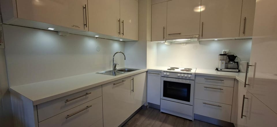 Coffee/tea facilities, Kitchen or kitchenette, dishwasher, microwave, oven, stove