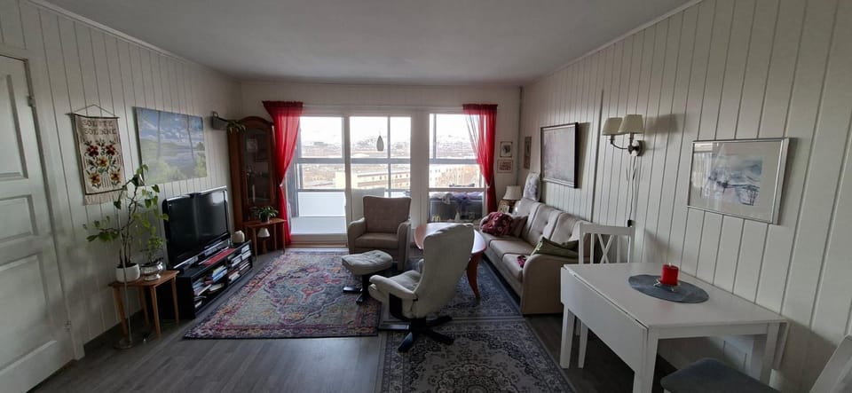 TV and multimedia, Living room, Seating area, Evening entertainment