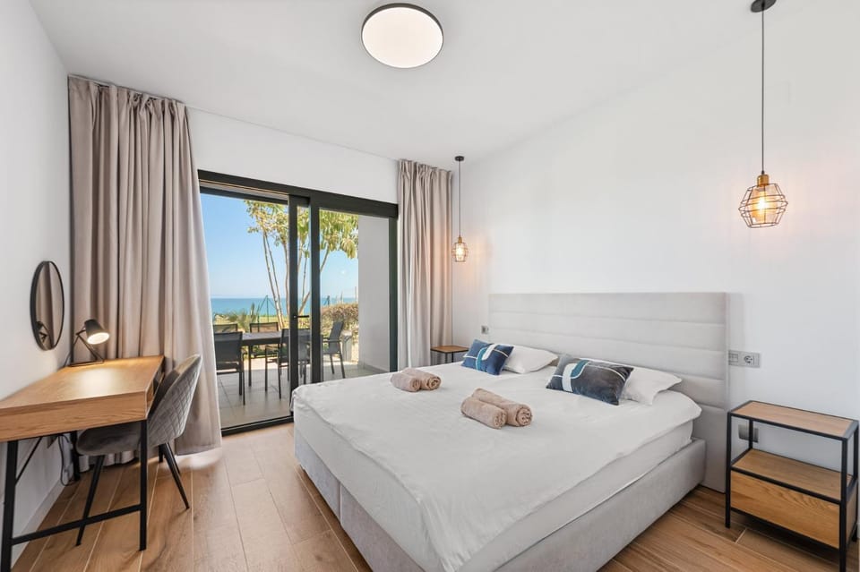 Photo of the whole room, Bedroom, Sea view