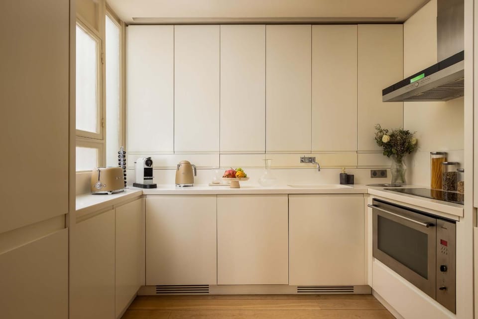 Montaigne Collection I 3BR 6P Triangle d Or Apartment in Paris