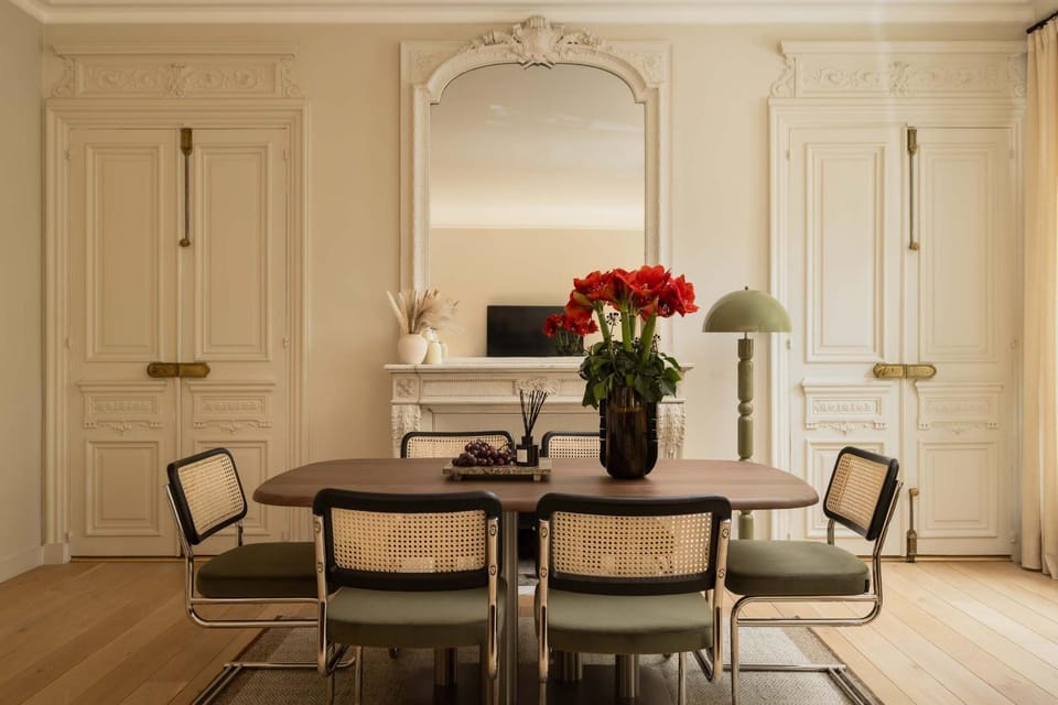 Montaigne Collection I 3BR 6P Triangle d Or Apartment in Paris