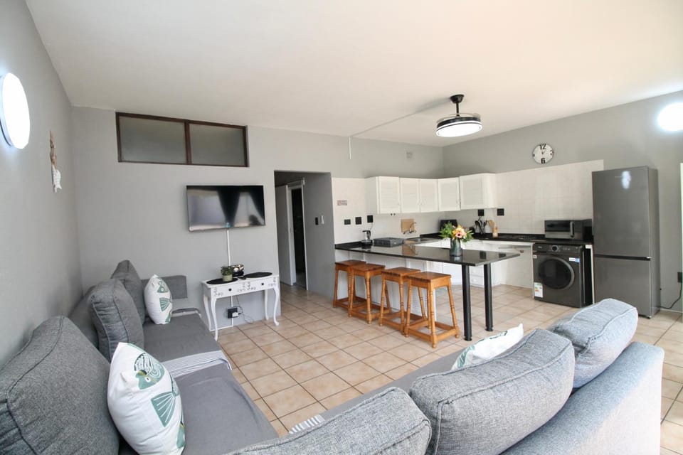 Kitchen or kitchenette, Seating area, washing machine