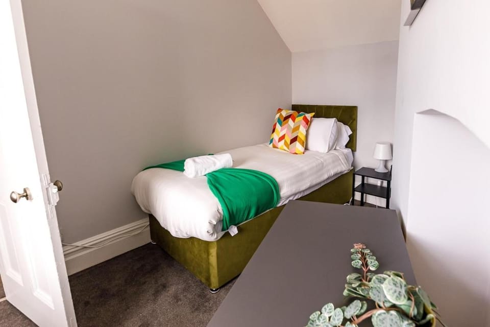 Contractor House Sunderland FREE Secure Parking Near Nissan Hospital & City Centre Sleeps 6 Apartment in Sunderland