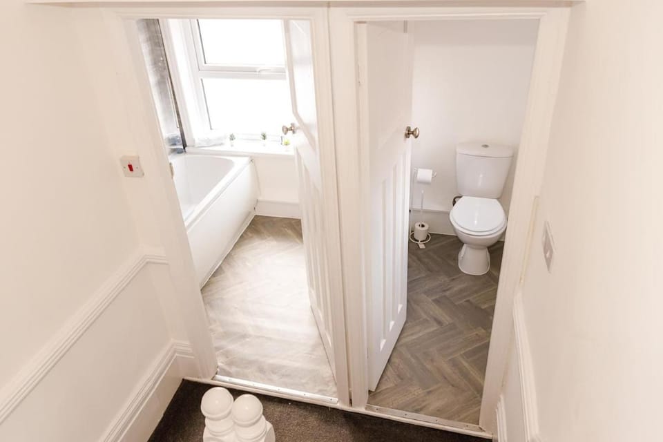 Contractor House Sunderland FREE Secure Parking Near Nissan Hospital & City Centre Sleeps 6 Apartment in Sunderland