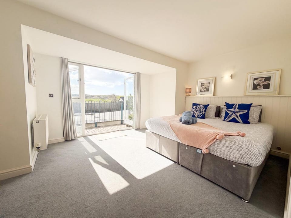 Coastal House - 3 Bedroom Holiday Home - Penally Bed and Breakfast in Wales