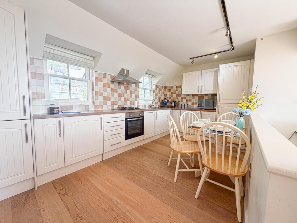 Coastal House - 3 Bedroom Holiday Home - Penally Bed and Breakfast in Wales