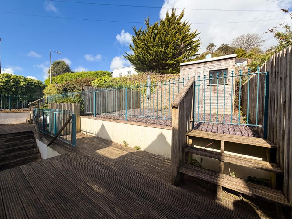 Coastal House - 3 Bedroom Holiday Home - Penally Bed and Breakfast in Wales