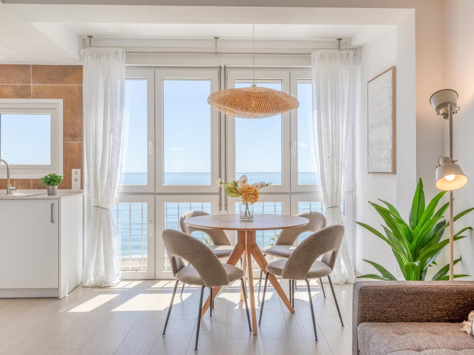 Kitchen or kitchenette, Seating area, Dining area, Sea view